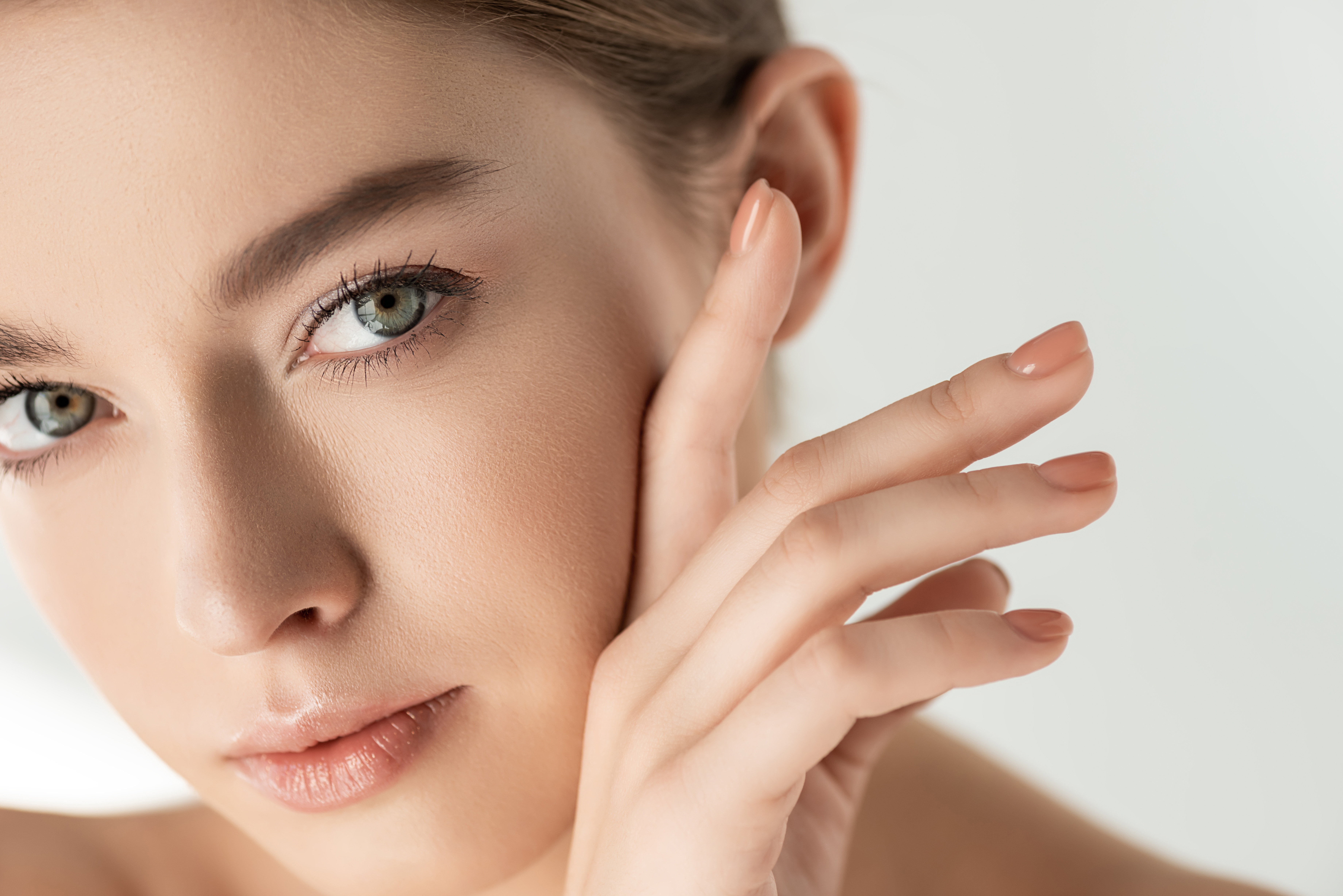 Beautyfotografie einer jungen Frau mit Fokus auf das Gesicht und strahlende Augen