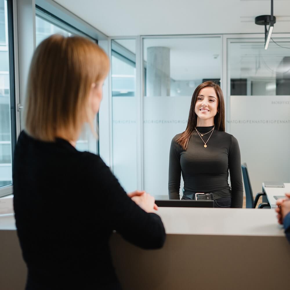 Freundliche Mitarbeiterin am Empfang